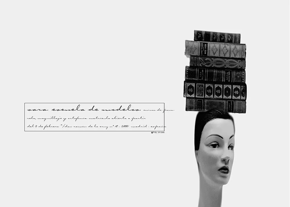 cabeza de maniqui con libros encima